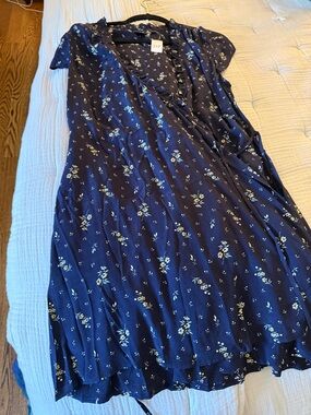 NWT GAP Women’s Wrap Navy Blue Floral Wrap Dress with Yellow Accents.  Size M